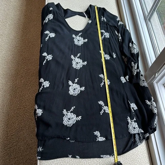 Free People Black mini dress with white embroidered rosette’s open back size M - Picture 13 of 14